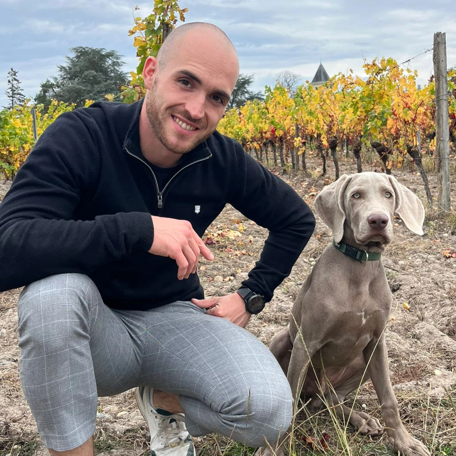 Quentin avec son chien dans les vignes du Béarn